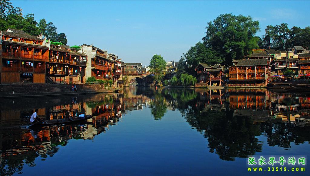 凤凰古城沱江两岸